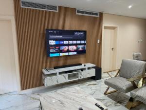 巴利托Zimbali Suites 424的客厅设有壁挂式平面电视。
