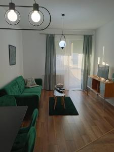 奥瓦瓦Oława Jodłowa的客厅配有绿色沙发和桌子