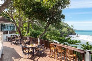 高兰Avani Plus Koh Lanta Krabi Resort的一个带桌椅的海景甲板