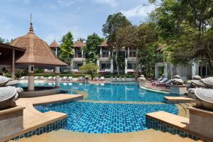 高兰Avani Plus Koh Lanta Krabi Resort的度假村游泳池的图片