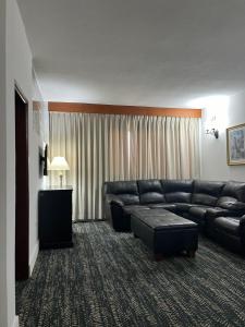 Punto FijoHOTEL BRISAS PARAGUANÁ的客厅配有沙发和桌子