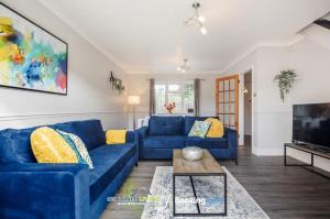 Ascot, Pet Friendly, Detached 4 Bedroom House By Sentinel Living Short Lets & Serviced Accommodation Windsor Ascot Maidenhead With Free Parking的休息区