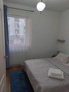奥瓦瓦Oława Jodłowa的一间卧室配有一张床,上面有两条毛巾