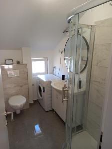 扎博里克Apartman Melinda的浴室配有卫生间、盥洗盆和淋浴。