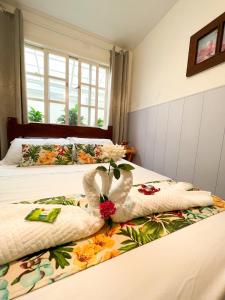 邦比尼亚斯Pousada Flores de Bombinhas的一间卧室配有两张带毛巾的床