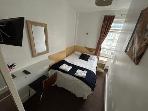 伦敦伯爵府酒店的一间带床和水槽的小卧室