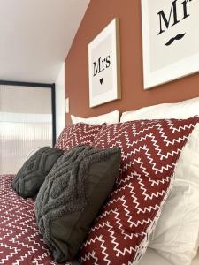 雷恩L'Éden - Centre ville & Gare的一张带红色和白色枕头的床