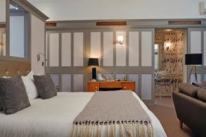 伦敦斯托克纽因顿玫瑰和皇冠旅馆的一间卧室配有一张大床和一张沙发