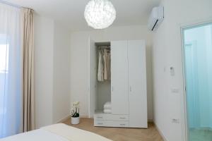 维拉西米乌斯Estia Suites的卧室配有带镜子的白色衣柜