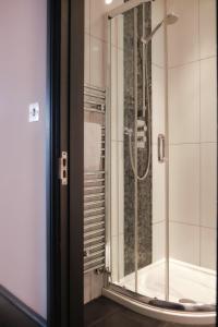 伦敦斯托克纽因顿玫瑰和皇冠旅馆的带淋浴的浴室和玻璃门