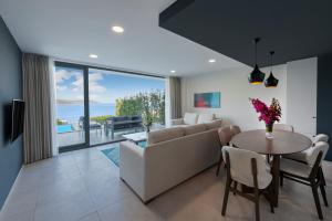 博阿齐奇Le Méridien Bodrum Beach Resort的客厅配有沙发和桌子