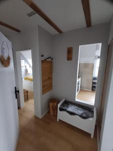 诺德奈Möwennest by DeJu (3 Sterne DTV-Klassifizierung)的带镜子的房间和一间带床的卧室