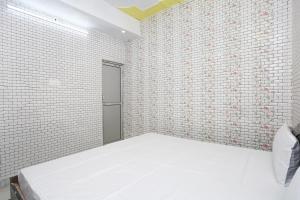 鲁尔基SPOT ON Hotel Doon Sabri的一间设有床铺和砖墙的房间
