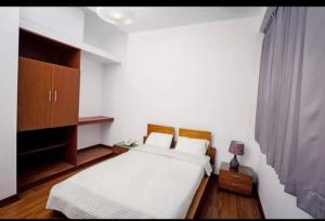齐克拉约HOSTAL LANCELOT的卧室配有白色大床和橱柜