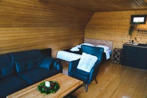 卡兹贝吉RestArt Cottages in Kazbegi的客厅配有沙发和1张床