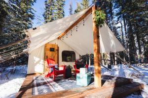 卡纳纳斯基斯村Sundance By Basecamp的雪地里带桌椅的帐篷
