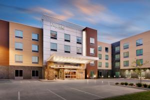 HolladayFairfield by Marriott Inn & Suites Salt Lake City Cottonwood的停车场酒店 ⁇ 染