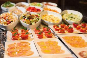 法尔茅斯Riu Palace Aquarelle - All Inclusive的餐桌上摆放着开胃菜和碗
