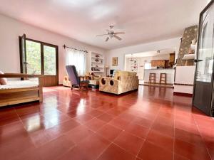 埃斯卡洛Villa Skiba Es Caló Formentera的大型客厅设有大型瓷砖地板。