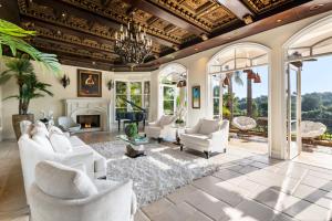 洛杉矶Bel Air Luxury Villa的客厅配有白色家具和壁炉