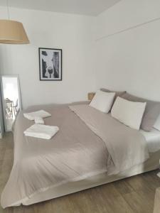 布宜诺斯艾利斯Cabildo Complete Suite的白色卧室配有一张带白色枕头的大床