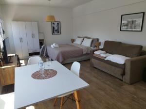 布宜诺斯艾利斯Cabildo Complete Suite的客厅配有床和沙发