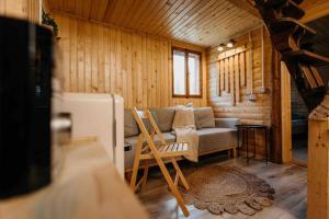 红湖Mountain View Tiny House的小屋内的客厅配有沙发和椅子