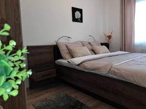埃格尔Orient Apartmanház的一间卧室配有带枕头的床