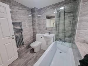 伍尔弗汉普顿Elegant City Apt: 1-BR Luxury的浴室配有卫生间、盥洗盆和淋浴。