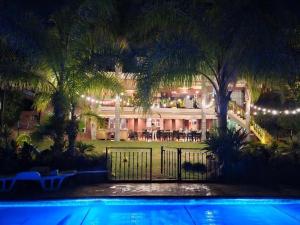 穆特克萨梅尔10 Bedroom 5 Star Luxury Villa & Heated Pool for 5 to 30 Guests near Alicante的享有带游泳池的房屋美景