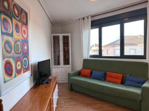 蓬费拉达Suite Rigel的客厅配有绿色沙发和电视