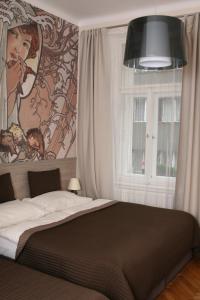 布拉格克拉拉酒店的一间卧室设有一张大床和一个窗户。