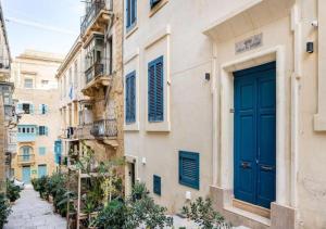 瓦莱塔Sea View Luxury Apartment Brand New in Valletta的街上有蓝色门的建筑