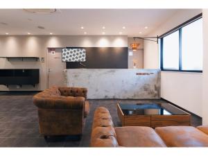 大阪OKINI HOTEL namba - Vacation STAY 40741v的客厅配有两张沙发和一台电视机