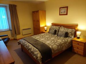 柯克沃尔8 Firth Square的一间卧室配有一张床、一个梳妆台和一扇窗户。