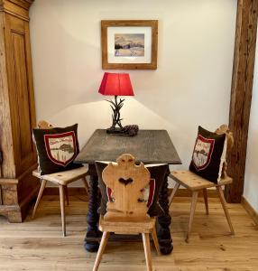 基茨比厄尔Mountain Suites by Belle-Stay的桌椅和台灯