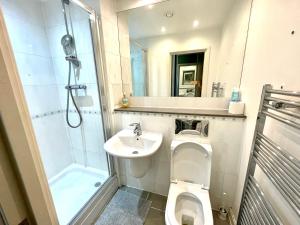 伦敦London 2Bedrooms 2Bathrooms, Balcony, Parking, Lovely South Woodford的浴室配有卫生间、盥洗盆和淋浴。