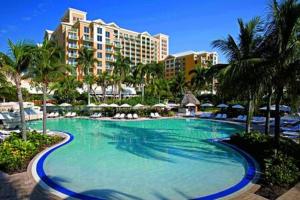 迈阿密The Palms, Ocean View Studio Located at Ritz Carlton - Key Biscayne的度假村前的大型游泳池