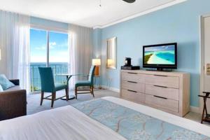 迈阿密The Palms, Ocean View Studio Located at Ritz Carlton - Key Biscayne的酒店客房设有一间带一张床和电视的卧室