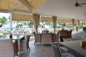 迈阿密The Palms, Ocean View Studio Located at Ritz Carlton - Key Biscayne的一间带桌椅的餐厅和庭院