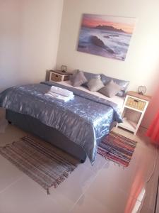 鲸湾港TALITHA'S SELF-CATERING ACCOMMODATION的一间卧室配有一张壁画床