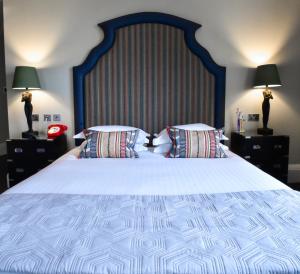 爱丁堡The Rutland Hotel & Apartments的一间卧室配有一张大床和两个枕头