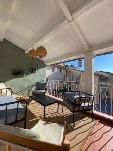 普罗旺斯艾克斯Deux chambres avec terrasse dans le centre ville d'Aix en Provence的阳台配有椅子,享有建筑的景致。