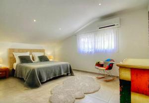 卡伦扎纳Villa terranga的一间卧室设有床、窗户和地毯。