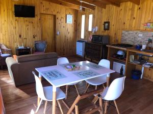 普洛缇尔Los Alamos的厨房以及带桌椅的起居室。