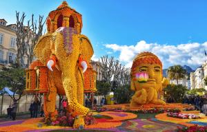 芒通MONACO # MENTON - NEW - 6 PERSONS - 2 BEDROOMS - PARKING - CLIM - PREMIUM - Beach and Sun的两个大黄雕像,大象和大象