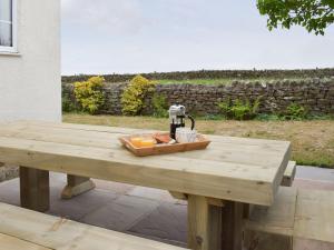 StaintondaleRudda Farm Cottage - Uk2492的一张带咖啡壶的木餐桌