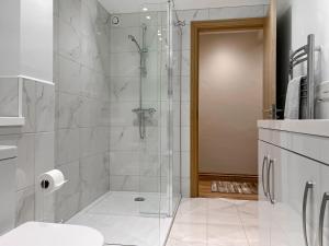 West QuantoxheadBlue Inkle的带淋浴的浴室和玻璃门