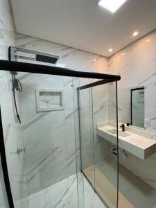 索里苏Hotel dos viajantes的一间带玻璃淋浴和水槽的浴室