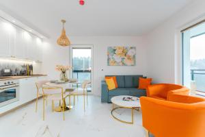 詹塔尔Flatbook Apartamenty - Jantar Resort的客厅配有沙发和桌椅